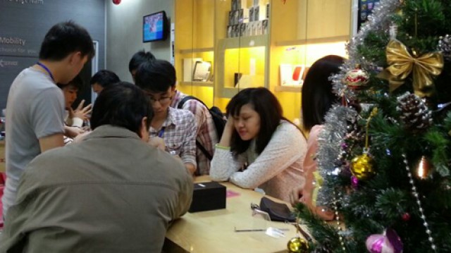 Noel này mua sắm smartphone gì để làm quà tặng? Phân tích sự lựa chọn trong các phân khúc sản phẩm hàng xách tay. - Di Động Thông Minh