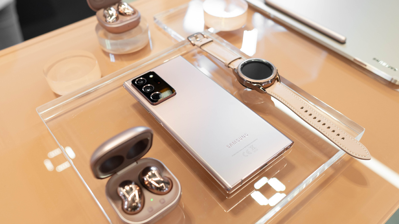 Galaxy Buds Live và 4 bước chinh phục tín đồ công nghệ nữ!