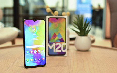 Đánh giá toàn diện Samsung M20: viên pin 5000 mAh cân cả thế giới
