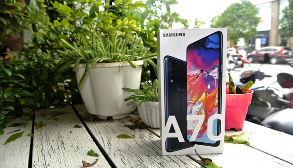Chiêm ngưỡng chiếc Samsung A70 đen thiên thạch: Đẹp hút hồn