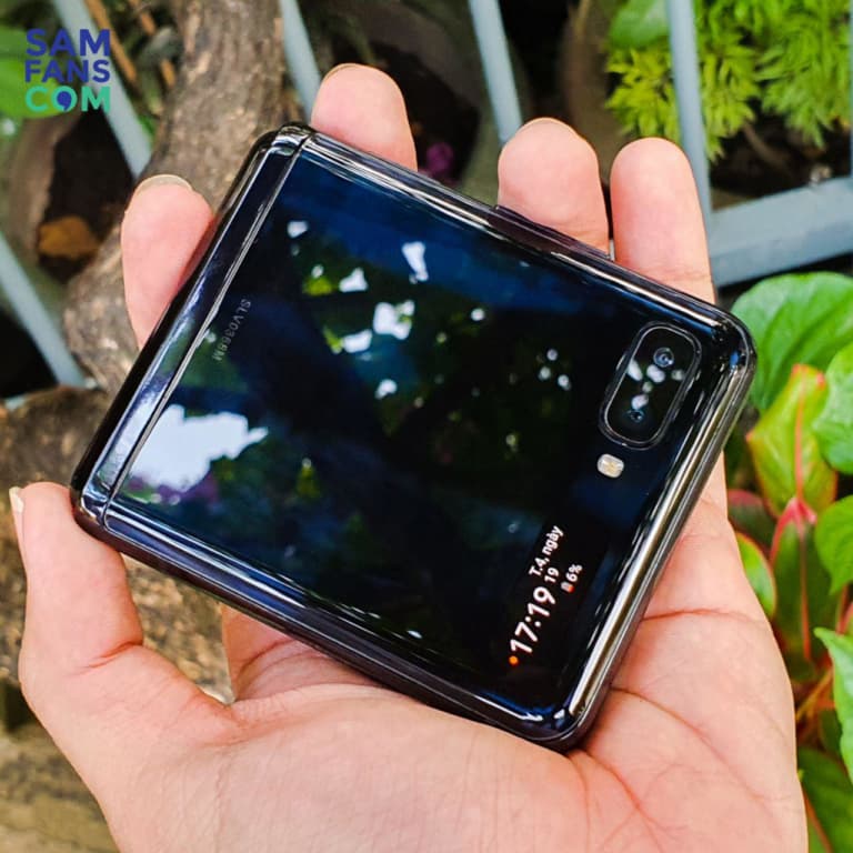 Trên tay Samsung Z Flip: Màn hình gập, nhỏ gọn như hộp phấn