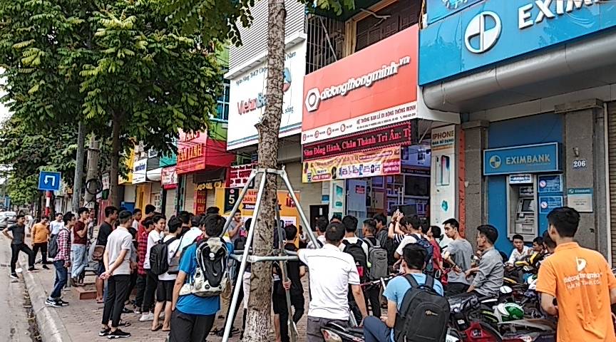 Ngay bây giờ, Di Động Thông Minh đại náo loạn phố Xã Đàn! Chuyện gì đang xảy ra? - Di Động Thông Minh