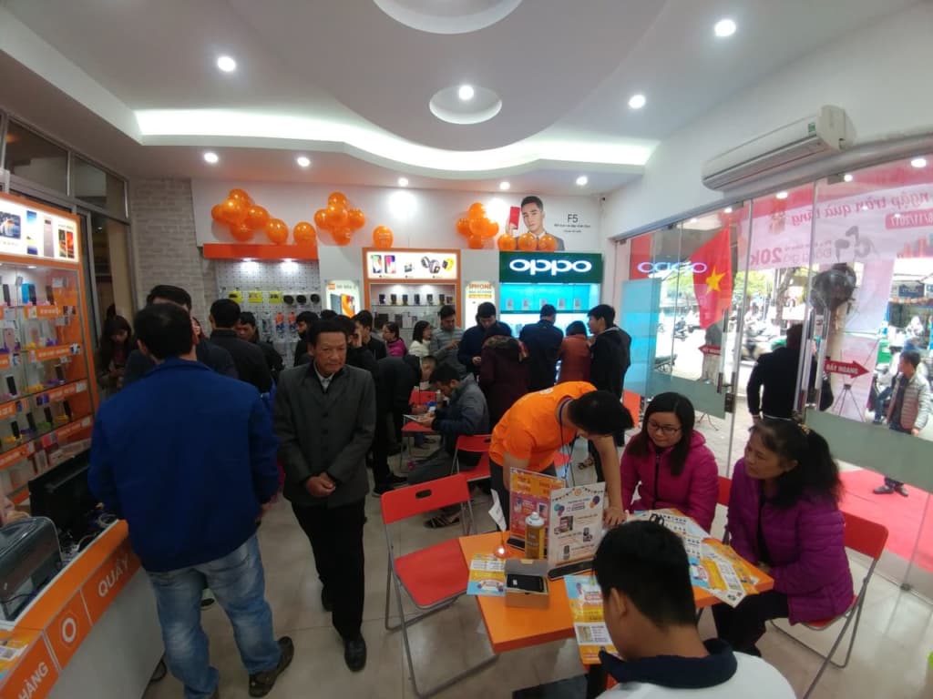 Đông đảo khách thăm quan, trải nghiệm và mua Xiaomi tại 12 Điện Biên phủ - mua xiaomi tại hải phòng