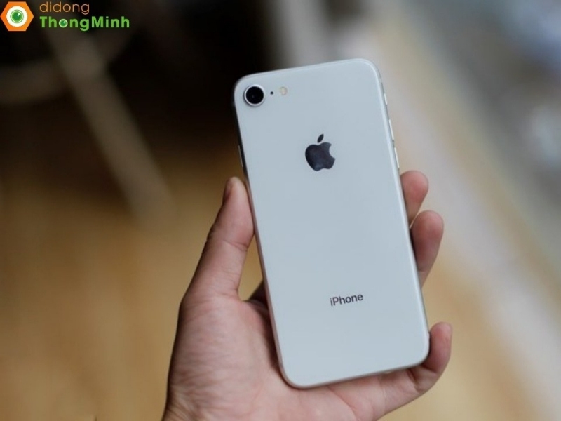 Thiết kế nhỏ gọn, có chút “lỗi thời” của iPhone 8 64GB cũ