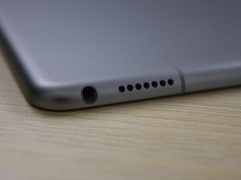 Ảnh chụp cạnh dưới iPad Pro 9.7 cũ