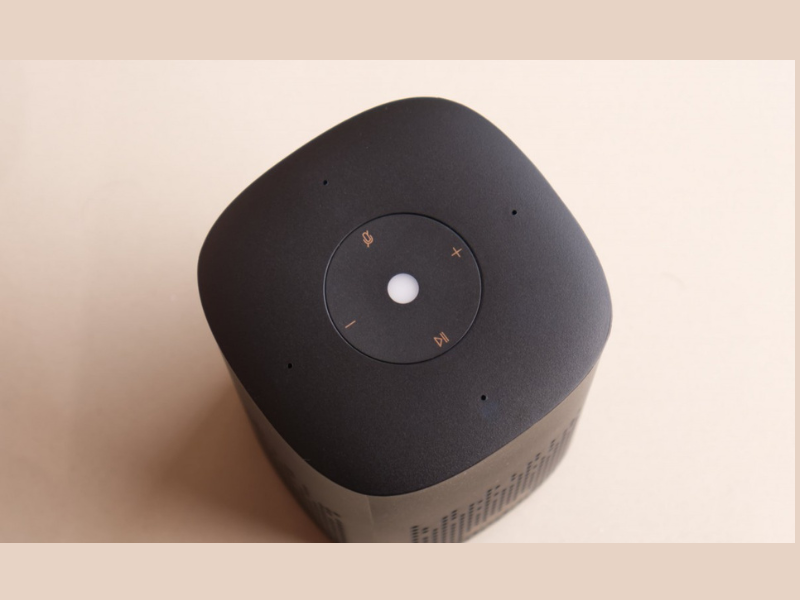 Đánh giá thiết kế của Smart Speaker IR Control: tương đối nhỏ gọn, vừa vặn và hoàn thiện