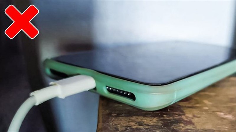 Sạc pin iPhone khi đeo ốp có thể làm tăng đáng kể nhiệt độ máy 