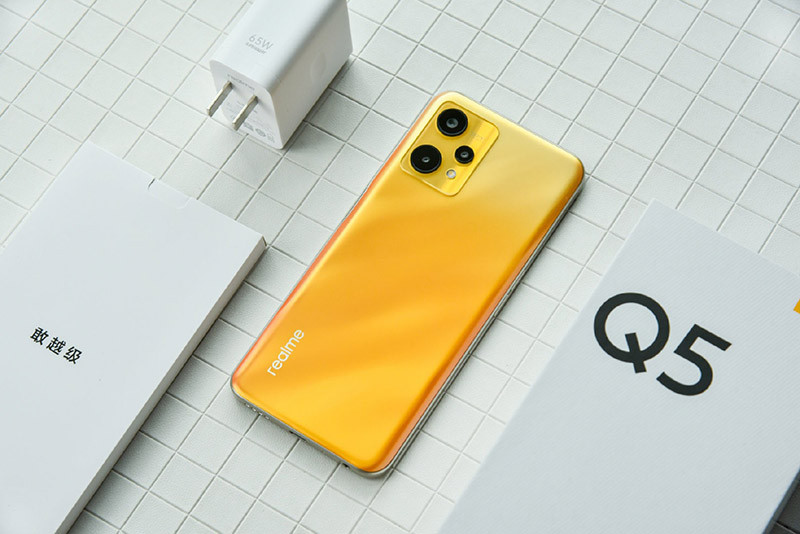 Realme Q5 được kế thừa ngôn ngữ thiết kế cao cấp từ những chiếc điện thoại hàng đầu