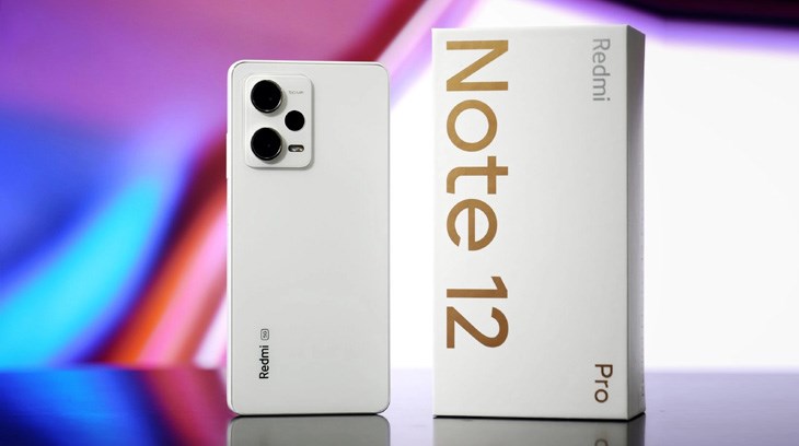 Redmi Note 12 Pro sở hữu khung viền vuông vức cùng với các góc cạnh được bo tròn, mềm mại