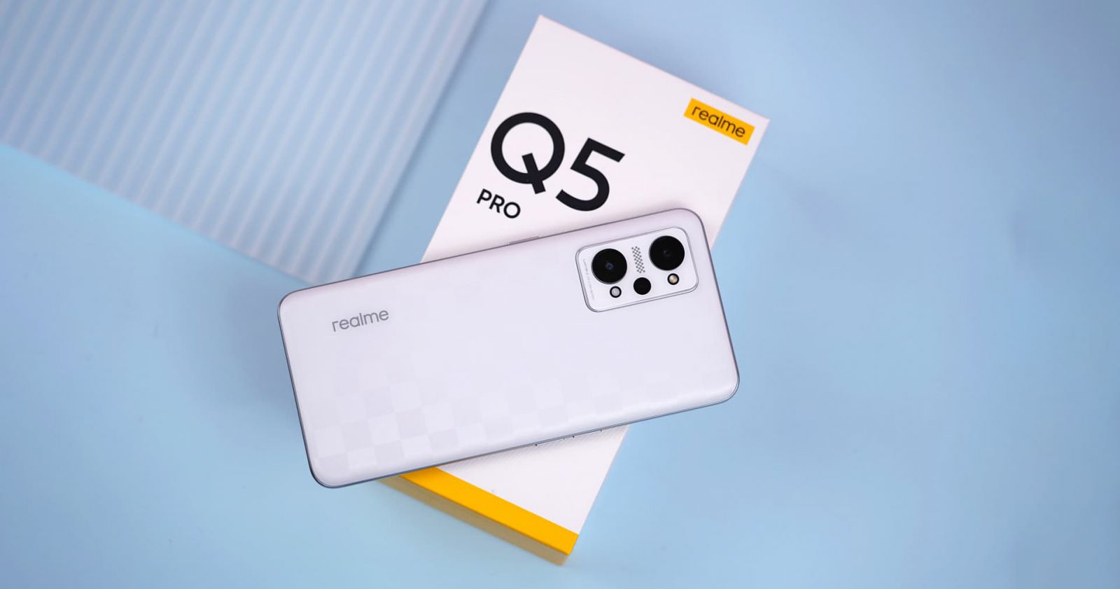 Realme Q5 Pro gây ấn tượng với thiết kế đẹp mắt, bắt trend