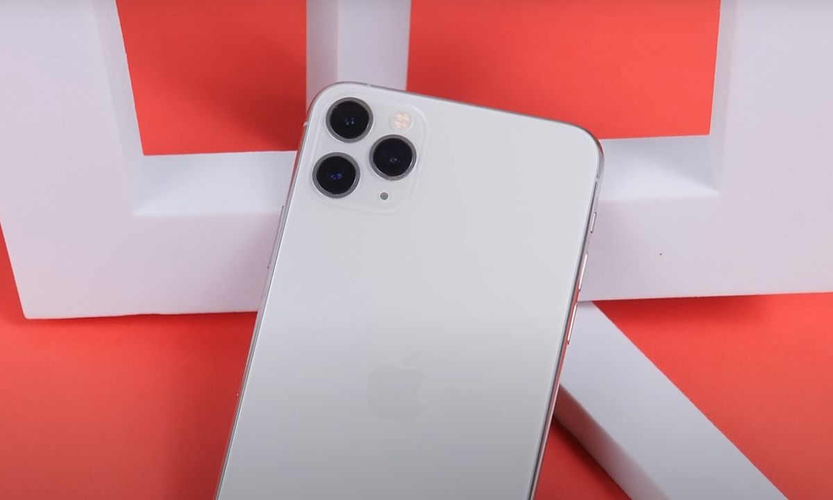 iPhone 11 Pro Max cũ sở hữu thiết kế đẹp, màn hình tràn viền