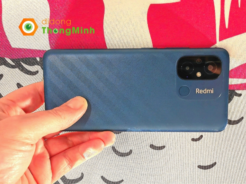 Xiaomi mang đến một Redmi 12C với thiết kế bằng nhựa khá nhẹ và đơn giản