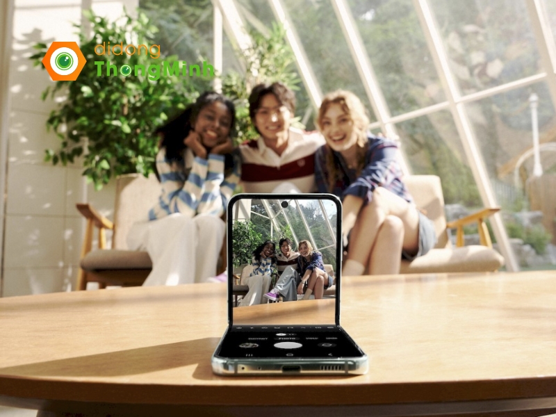 Cửa sổ Flex của Galaxy Z Flip5 còn đóng vai trò như một không gian để chụp ảnh tự sướng bằng camera sau