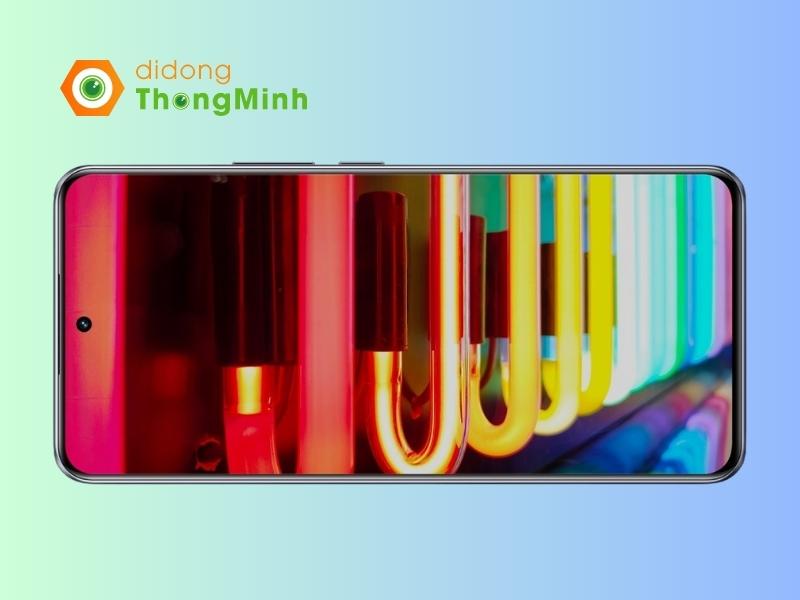 Realme GT5 sử dụng tấm nền AMOLED kích thước 6.74 inch phẳng với độ phân giải 1.240 x 2.772 px