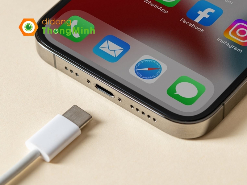 Cung cấp năng lượng cho iPhone 15 Pro là viên pin 3650 mAh, qua sạc USB-C cho thời lượng lên đến 20 tiếng liên tục