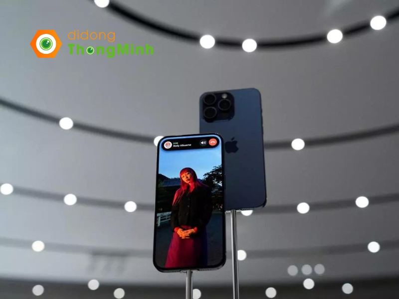 Màn hình OLED 6.1 inch của iPhone 15 Pro 128GB không chỉ đẹp mắt mà còn mang đến độ sáng tối đa lên đến 2.000 nit