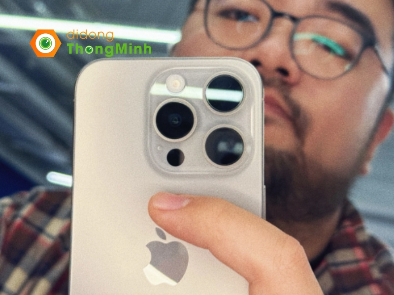 iPhone 15 Pro Max 256GB cũng được trang bị bộ đôi camera gồm camera tele và camera siêu rộng