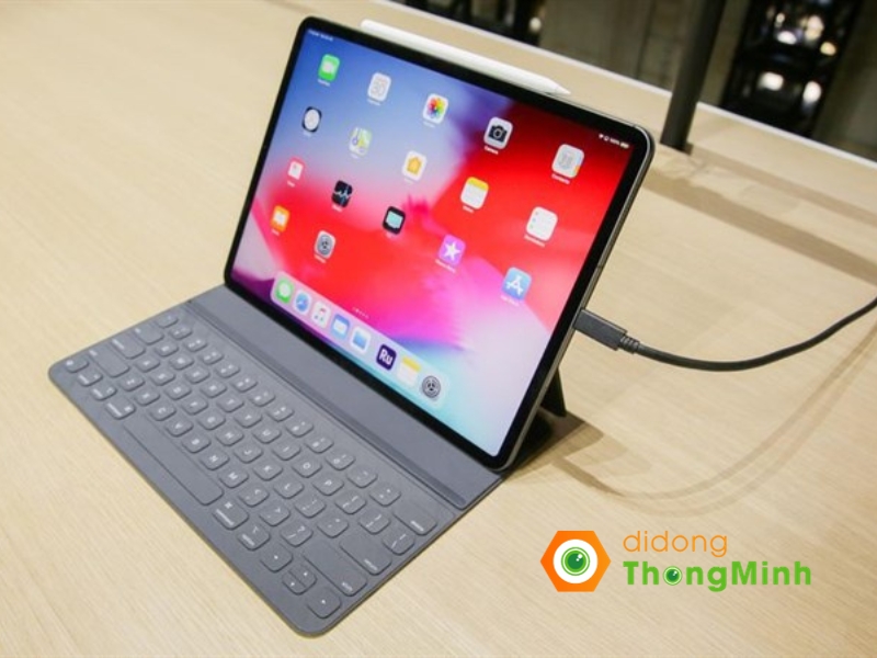 Mặt lưng iPad Pro 2018 Cũ phẳng và cạnh viền góc cạnh tạo nên một cái nhìn thẩm mỹ tinh tế