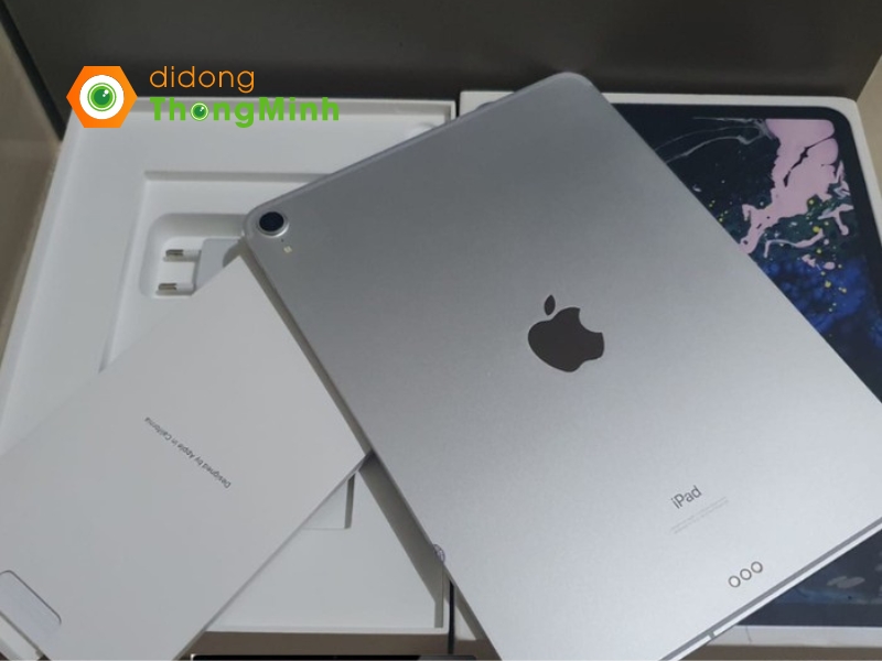 Dung lượng pin của iPad Pro 2018 là 7,812 mAh, cho phép thiết bị hoạt động liên tục trong khoảng thời gian dài