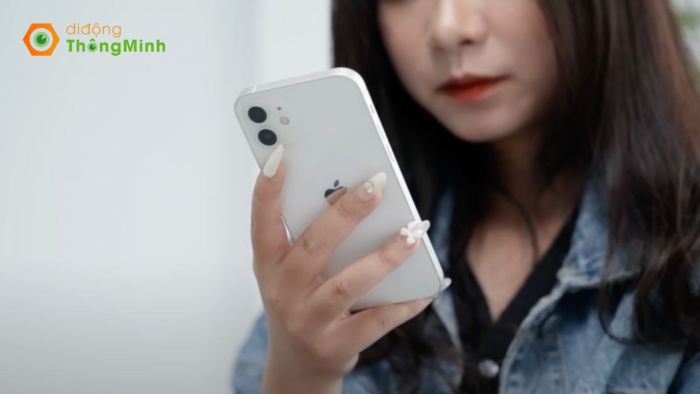 iPhone 12 nhỏ gọn dễ cầm nắm mà giá lại siêu rẻ