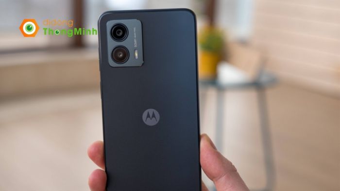 Motorola đã tạo ra sự cân bằng tuyệt vời giữa kiểu dáng tổng thể hình hộp và độ cong tinh tế giúp cầm nắm thoải mái