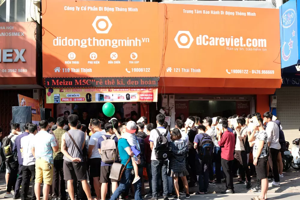 Nhiều khách đến xếp hàng từ rất sớm